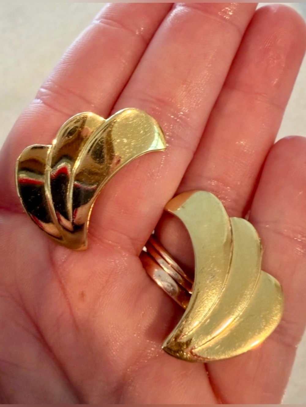 STUNNING Trifari Retro Fan Gold Tone Vintage Sculpted Wave Edgy Clip-On Earrings